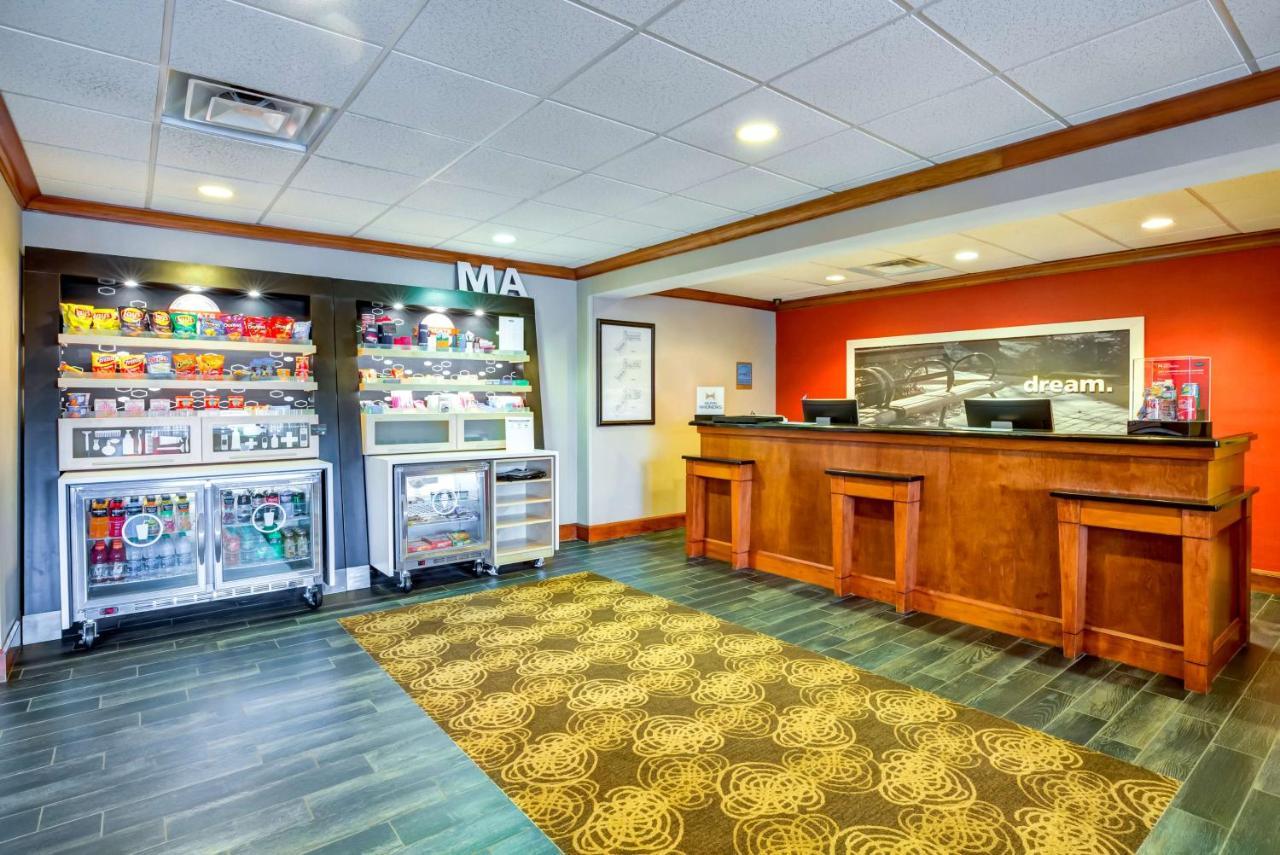 Hampton Inn Boston-Норвуд Экстерьер фото