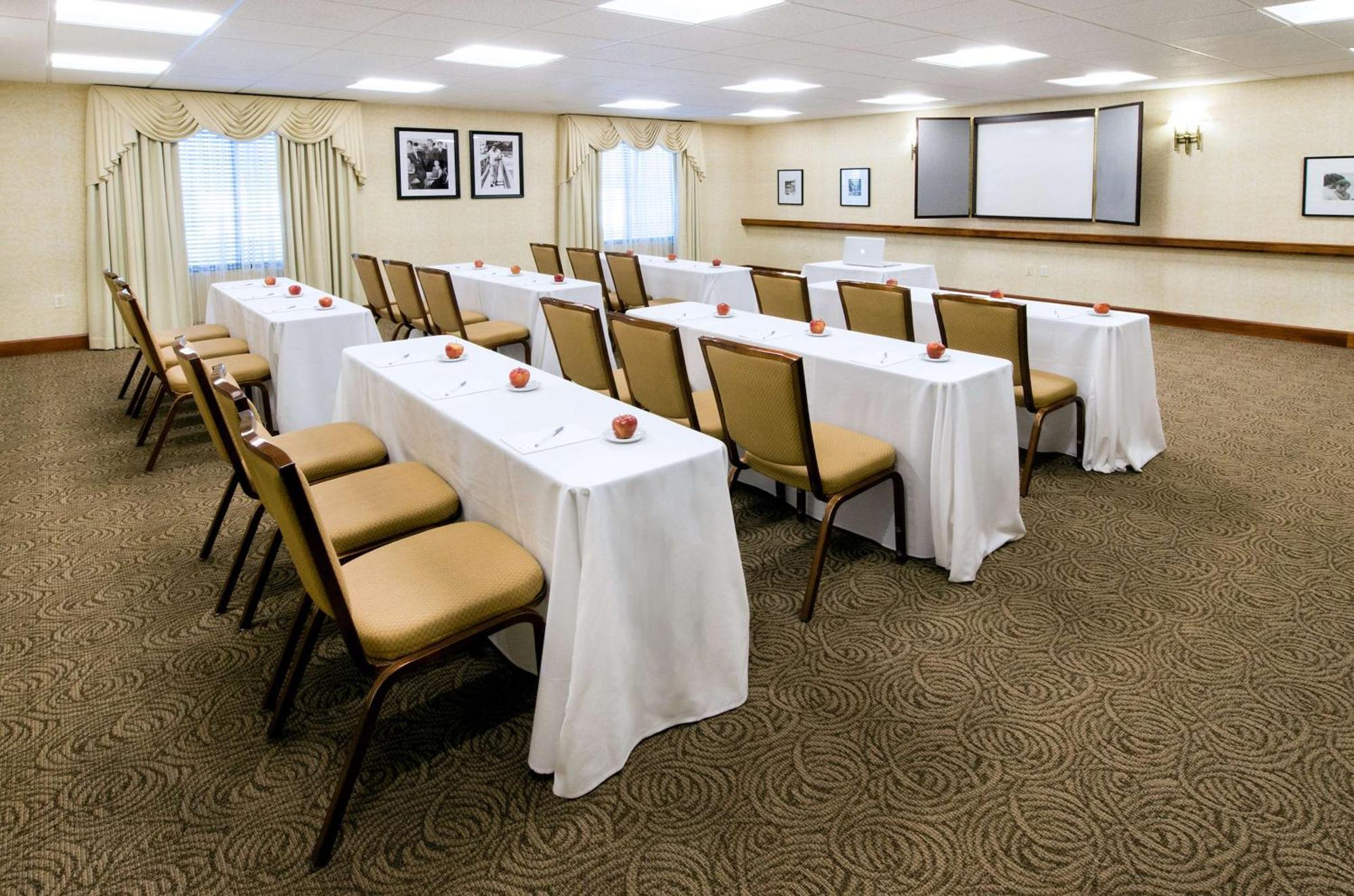 Hampton Inn Boston-Норвуд Экстерьер фото